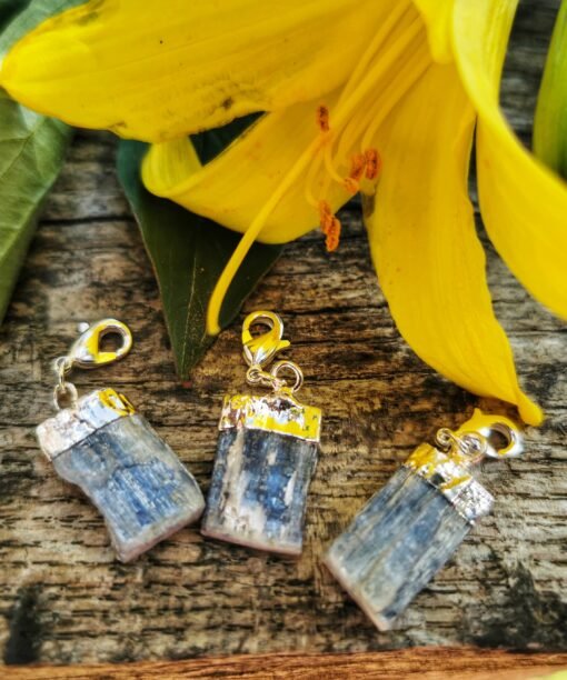 Alternative view of Kianitas (raktų pakabukas/kaklo pakabukas)