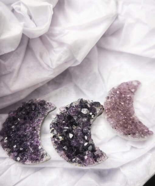 Alternative view of Mėnulio formos Ametisto drūza