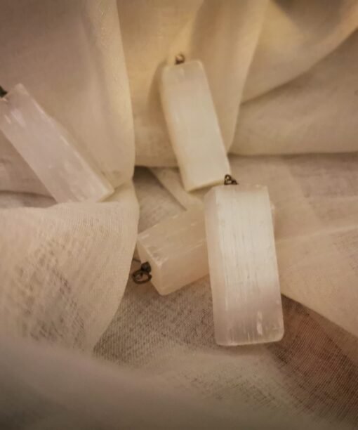 Alternative view of Natūralaus Selenito pakabukai