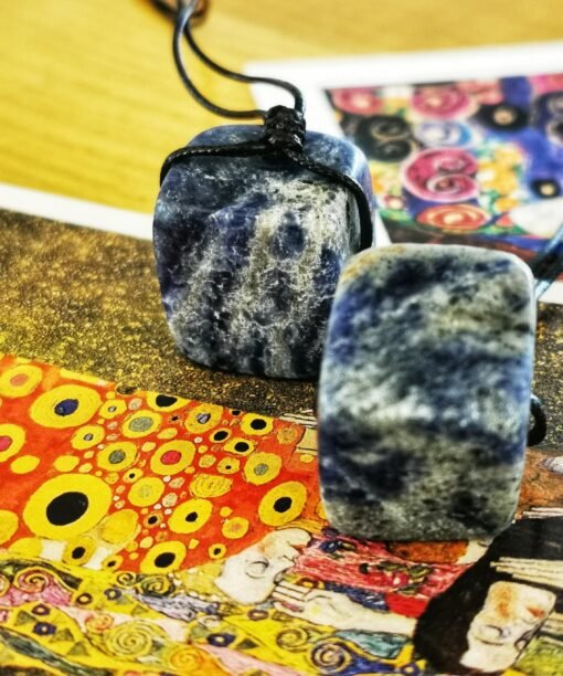 Alternative view of Natūralaus Sodalito pakabukas